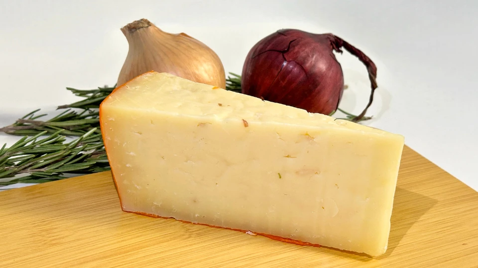 Гауда з цибулею - Крафтовий сир від OSNOVA CHEESE