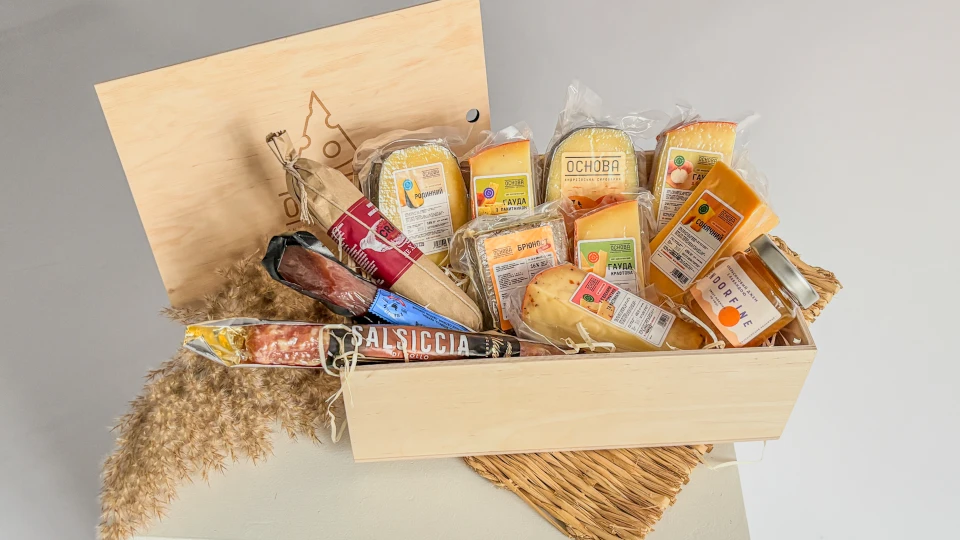 Набір «ПРЕМІУМ» в деревʼяній коробці - Набір з крафтовим сиром від OSNOVA CHEESE