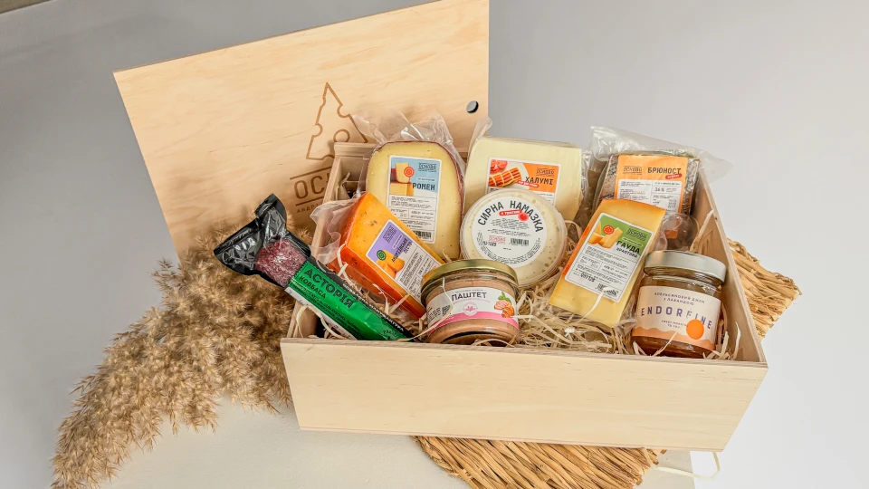 Набір «СВЯТКОВА ВЕЧЕРЯ» в деревʼяній коробці - Набір з крафтовим сиром від OSNOVA CHEESE