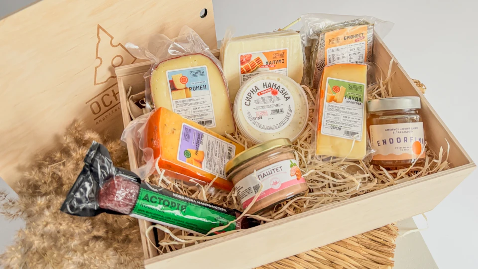Набір «СВЯТКОВА ВЕЧЕРЯ» в деревʼяній коробці - Фото 2, крафтовий сир OSNOVA CHEESE