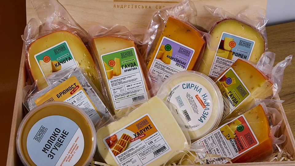 Набір "ВЕЛИКОДНІЙ КОШИК" у дерев'яній коробці - Набір з крафтовим сиром від OSNOVA CHEESE