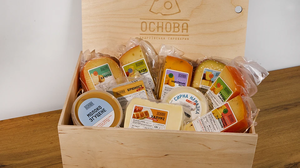 Набір "ВЕЛИКОДНІЙ КОШИК" у дерев'яній коробці - Фото 2, крафтовий сир OSNOVA CHEESE