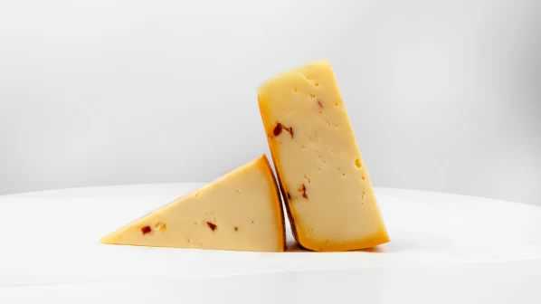 Сир з в’яленими томатами та маслинами - Крафтовий сир від OSNOVA CHEESE